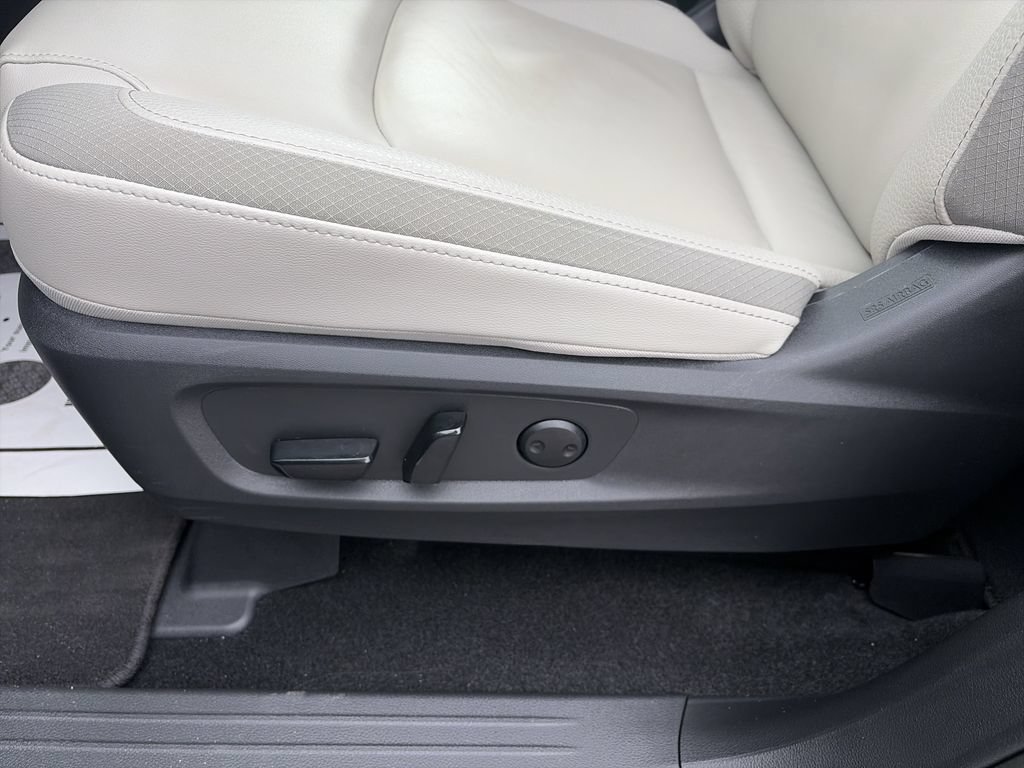 Used 2025 Nissan Pathfinder SL FWD image 13