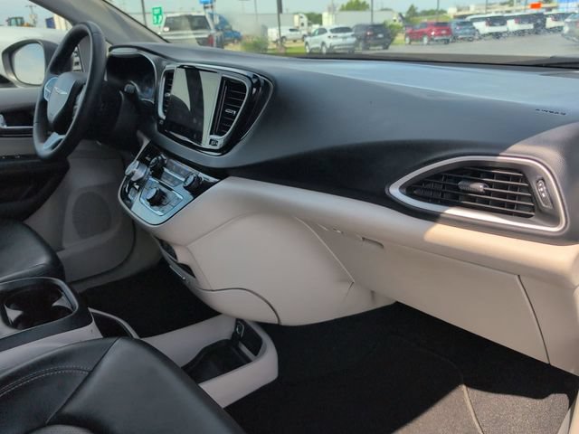Used 2023 Chrysler Pacifica Touring-L FWD image 19
