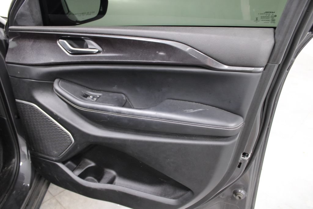 Used 2022 Jeep Grand Cherokee Altitude RWD image 25