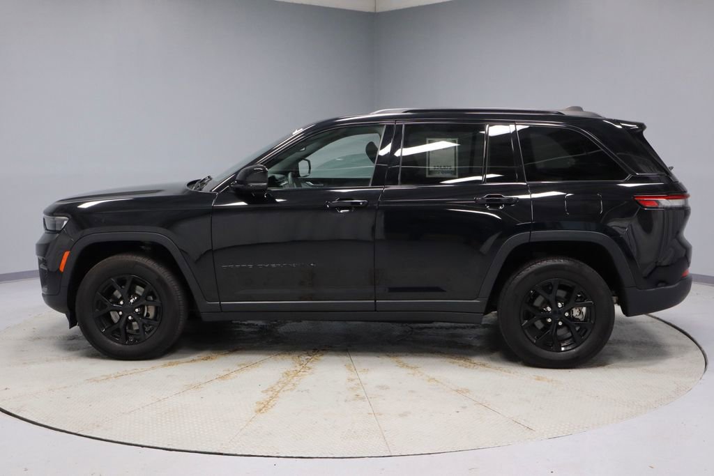 Used 2024 Jeep Grand Cherokee Altitude AWD/4WD image 8