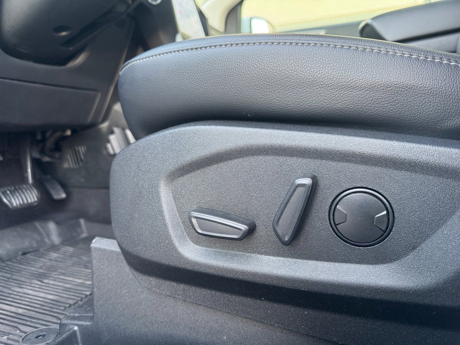 Certified 2024 Ford Edge SEL w/ Convenience Package image 18