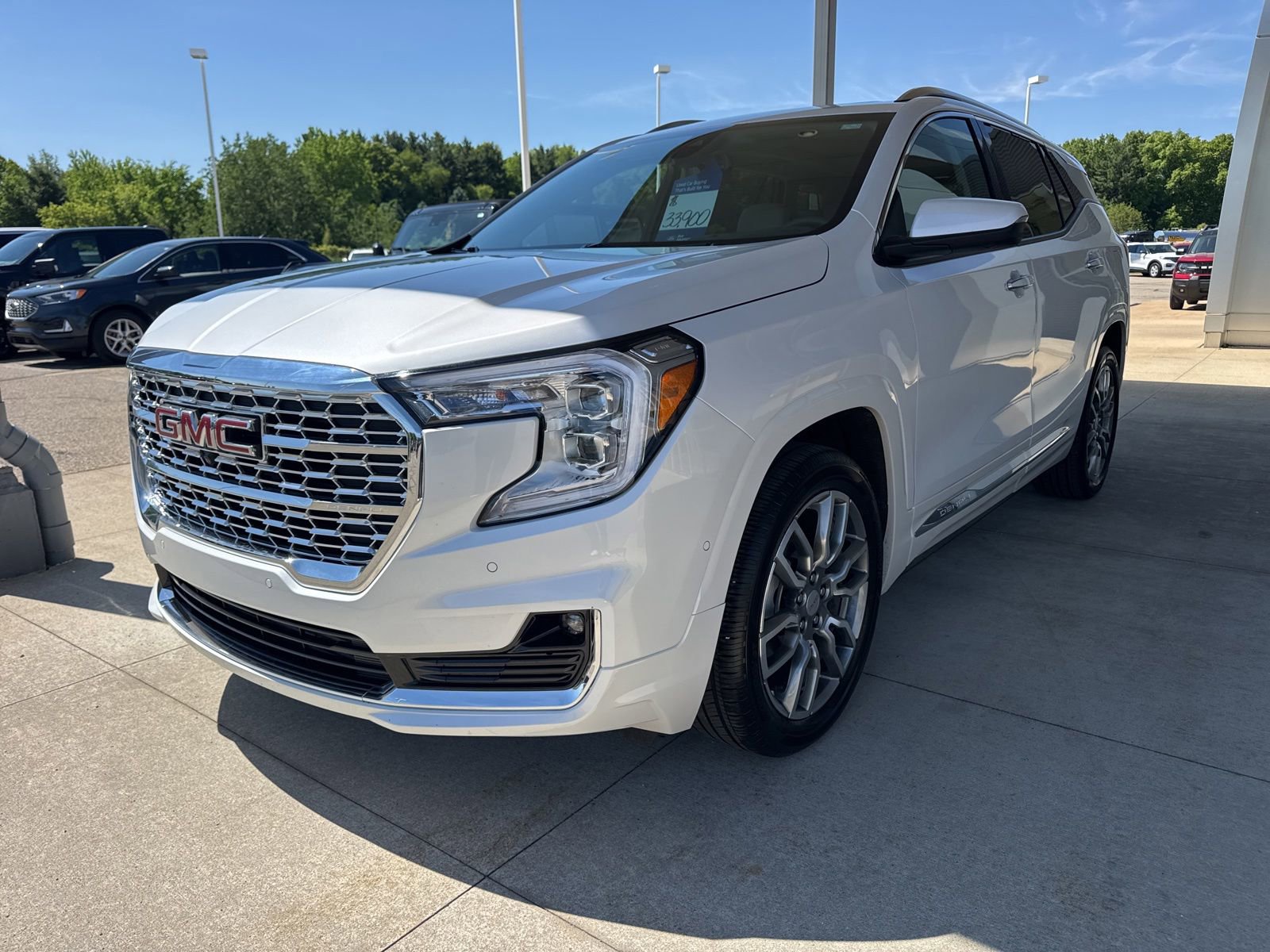Used 2024 GMC Terrain Denali w/ Denali Premium Package AWD/4WD image 3