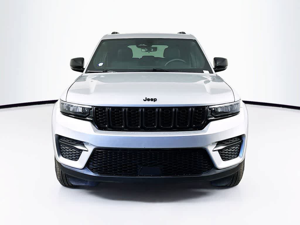 Used 2025 Jeep Grand Cherokee Altitude AWD/4WD image 6