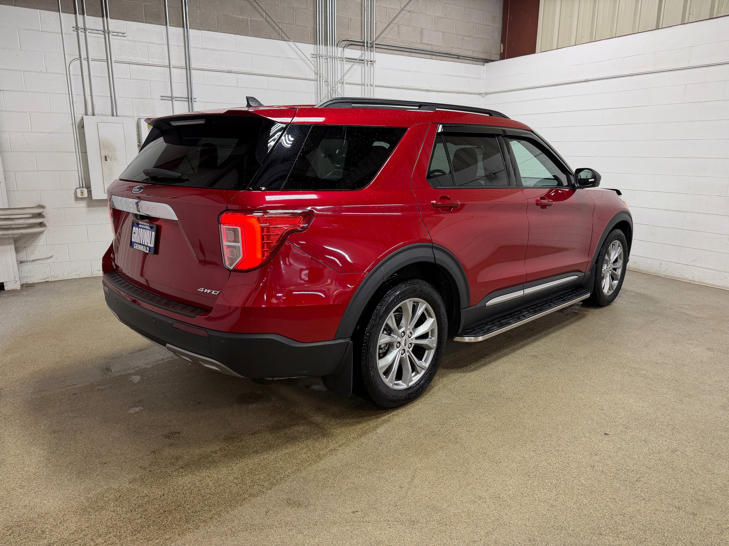 Certified 2021 Ford Explorer XLT w/ Equipment Group 202A AWD/4WD image 8
