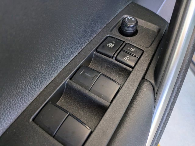 Used 2022 Toyota Corolla Cross XLE image 21