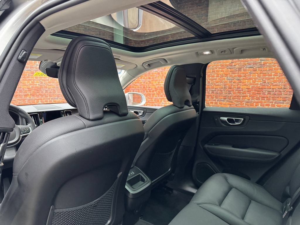 Used 2022 Volvo XC60 B5 Momentum AWD/4WD image 25