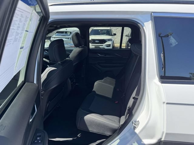 Used 2024 Jeep Grand Cherokee Laredo X AWD/4WD image 19