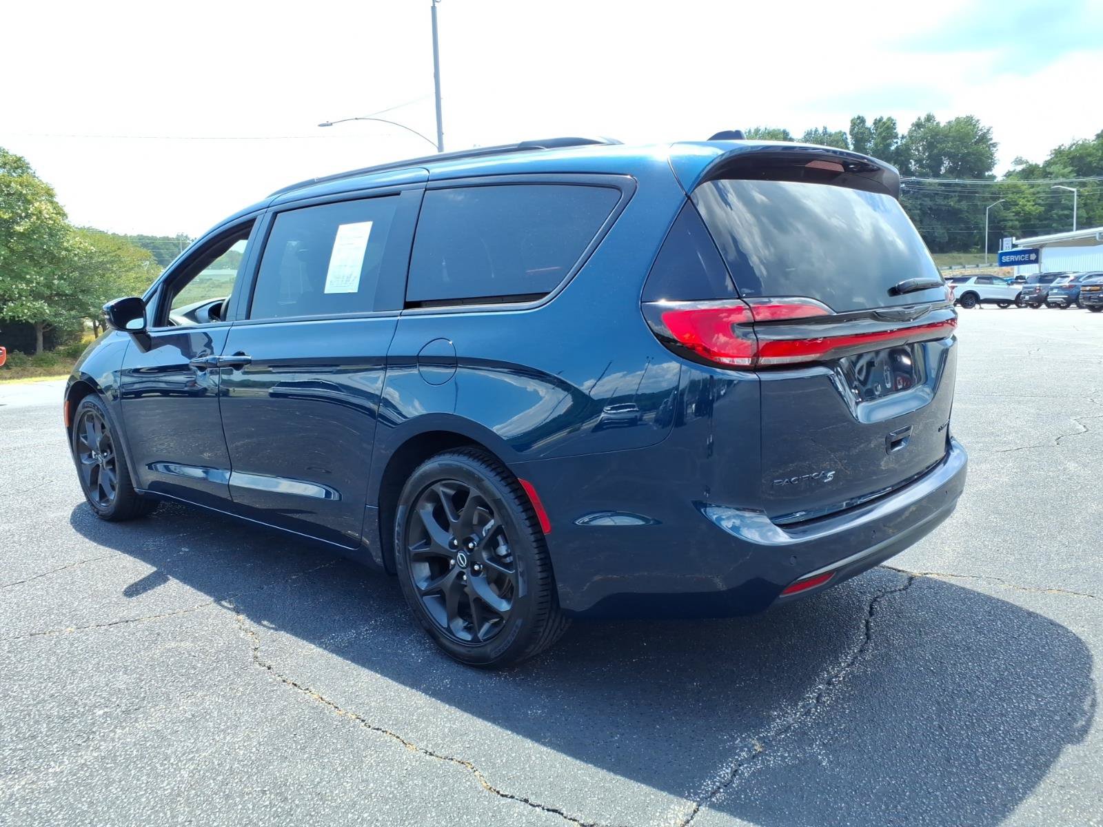 Used 2025 Chrysler Pacifica Limited FWD image 6
