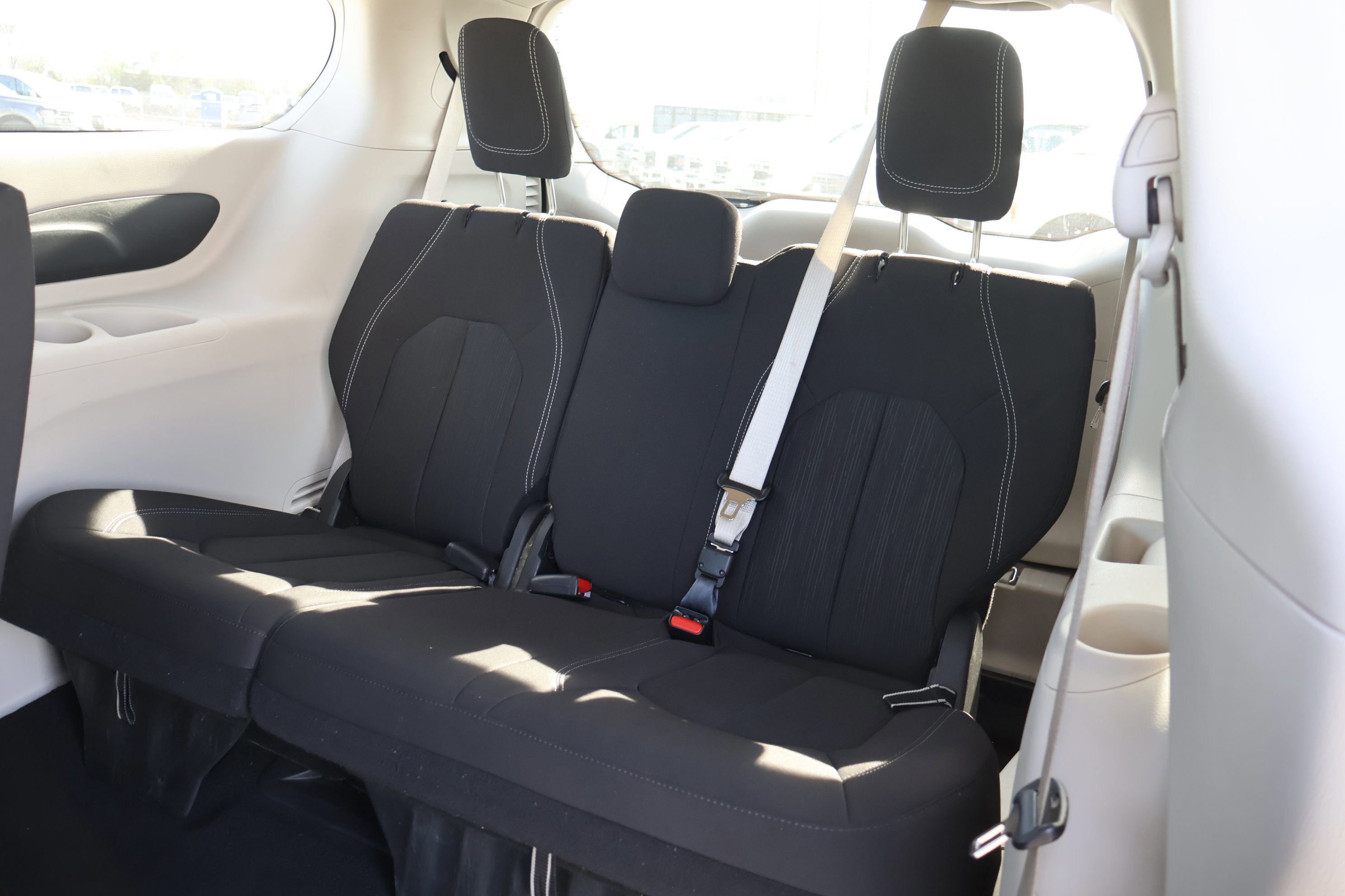 Used 2024 Chrysler Voyager LX image 32