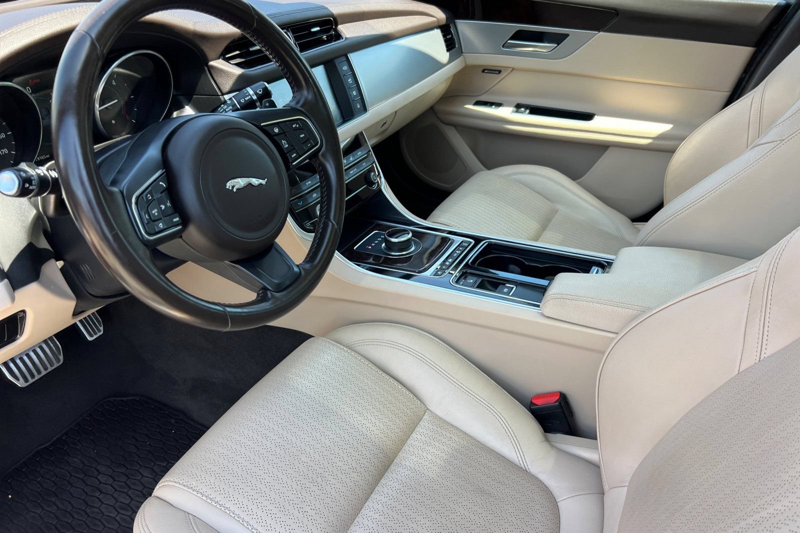 Used 2017 Jaguar XF Prestige RWD image 10
