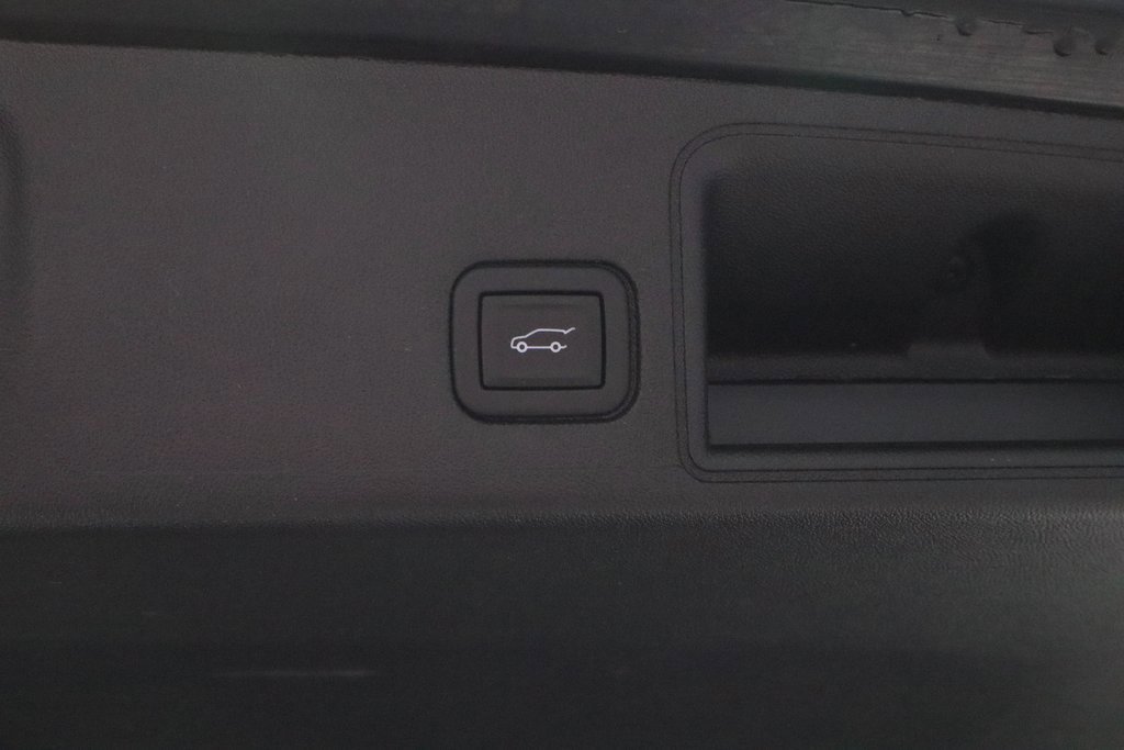 Used 2024 GMC Terrain SLT image 15