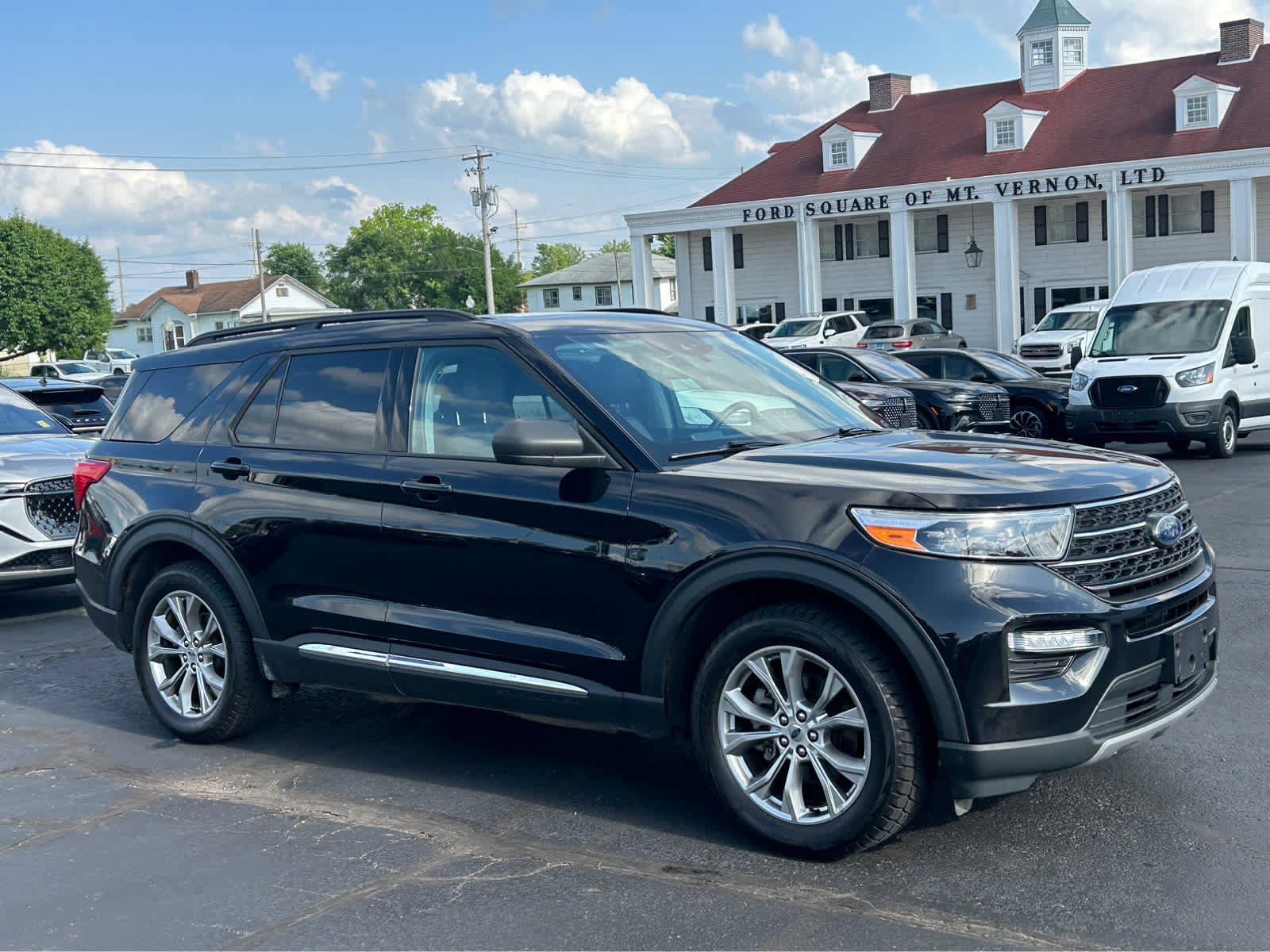 Certified 2023 Ford Explorer XLT image 3