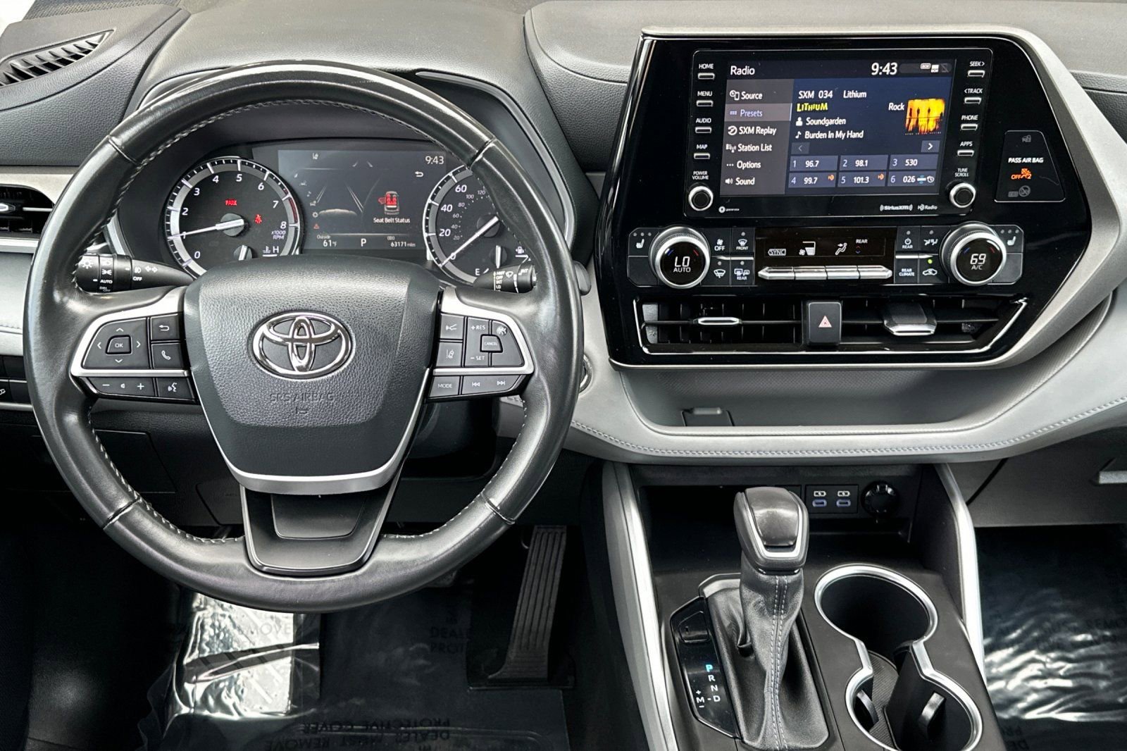 Used 2022 Toyota Highlander XLE AWD/4WD image 10