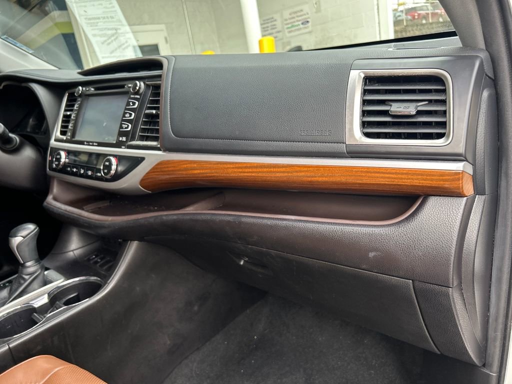 Used 2019 Toyota Highlander FWD V6 image 15