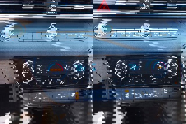 Used 2023 Hyundai Elantra Limited image 24