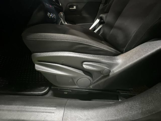 Used 2017 Jeep Renegade Latitude w/ Cold Weather Group FWD image 18