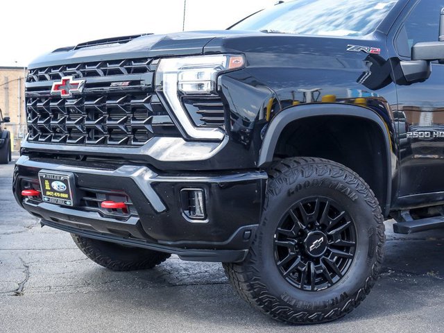 Used 2024 Chevrolet Silverado 2500 ZR2 w/ Technology Package AWD/4WD image 3