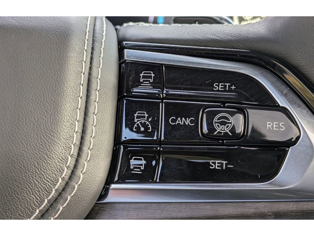 Used 2022 Jeep Grand Cherokee Overland w/ Advanced Protech Group III image 18