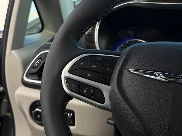 Used 2023 Chrysler Pacifica Limited FWD image 8