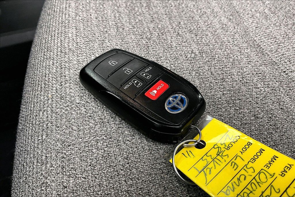 Used 2025 Toyota Sienna LE FWD image 11