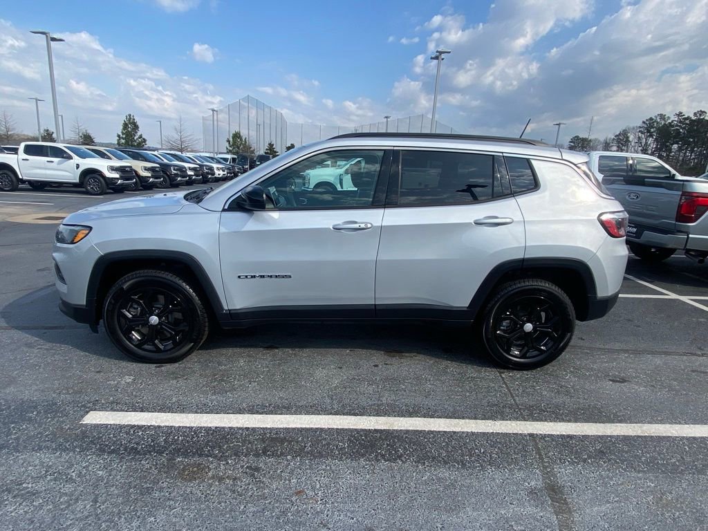 Used 2024 Jeep Compass Latitude image 4