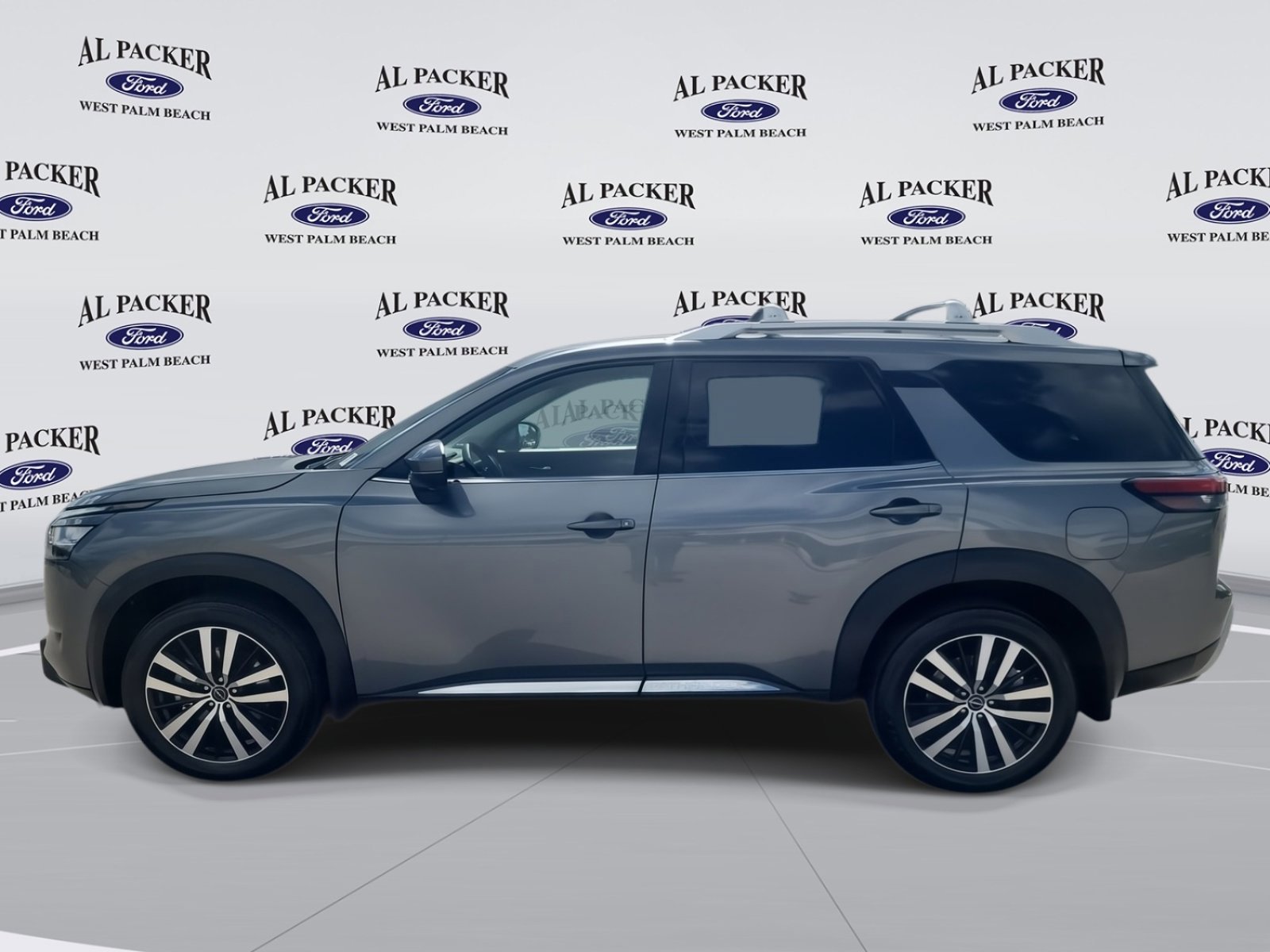Used 2024 Nissan Pathfinder Platinum image 2