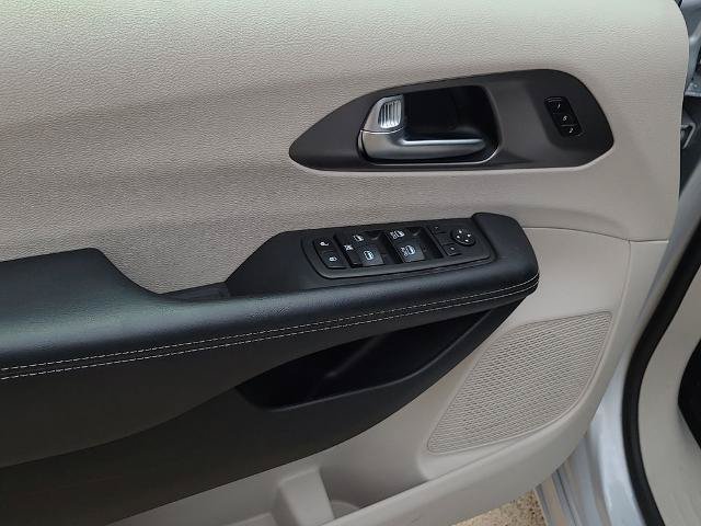 Used 2023 Chrysler Pacifica Touring-L FWD image 18