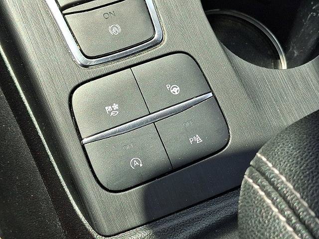 Certified 2020 Ford Escape Titanium AWD/4WD image 25