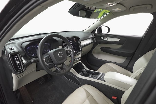 Used 2022 Volvo XC40 T5 Momentum image 17
