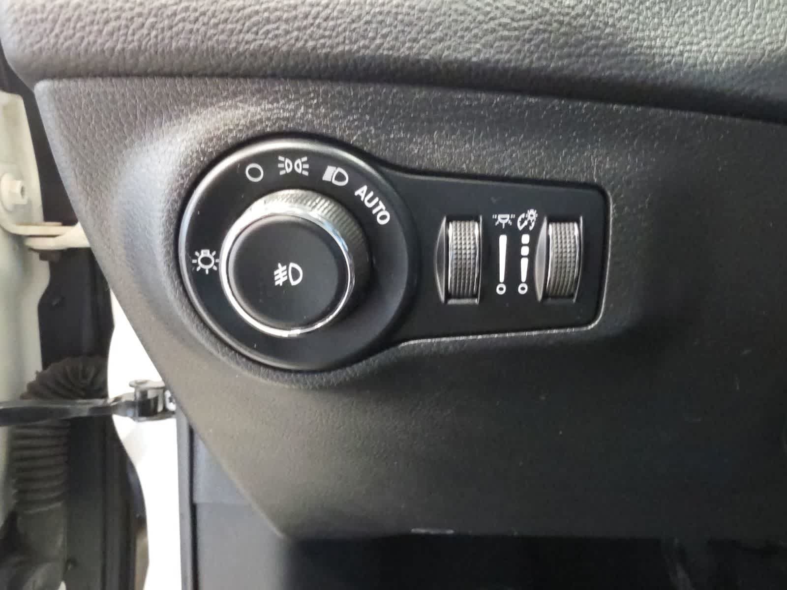 Used 2018 Jeep Compass Latitude w/ Popular Equipment Group FWD image 17
