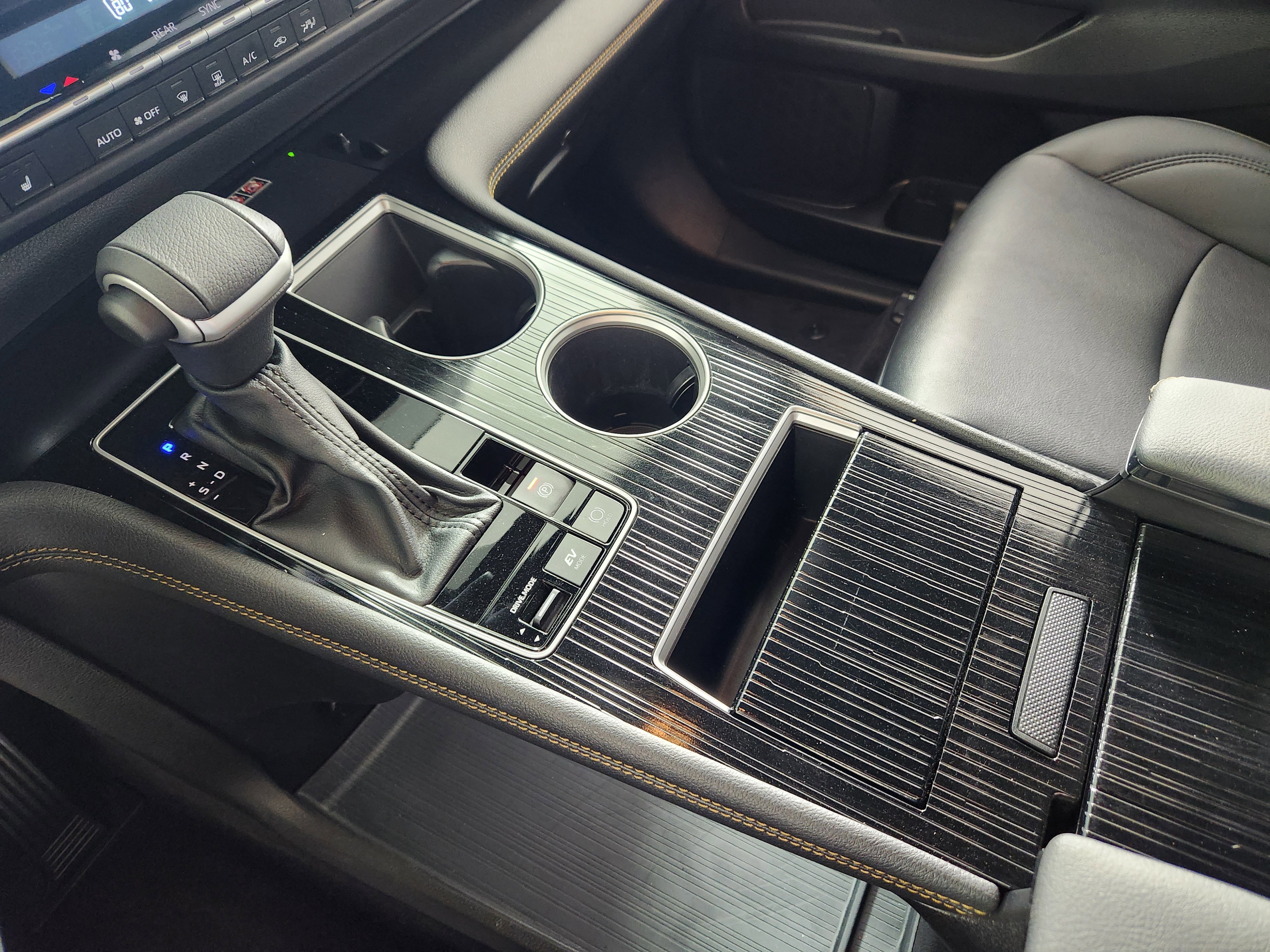 Used 2025 Toyota Sienna XLE Woodland Edition image 25