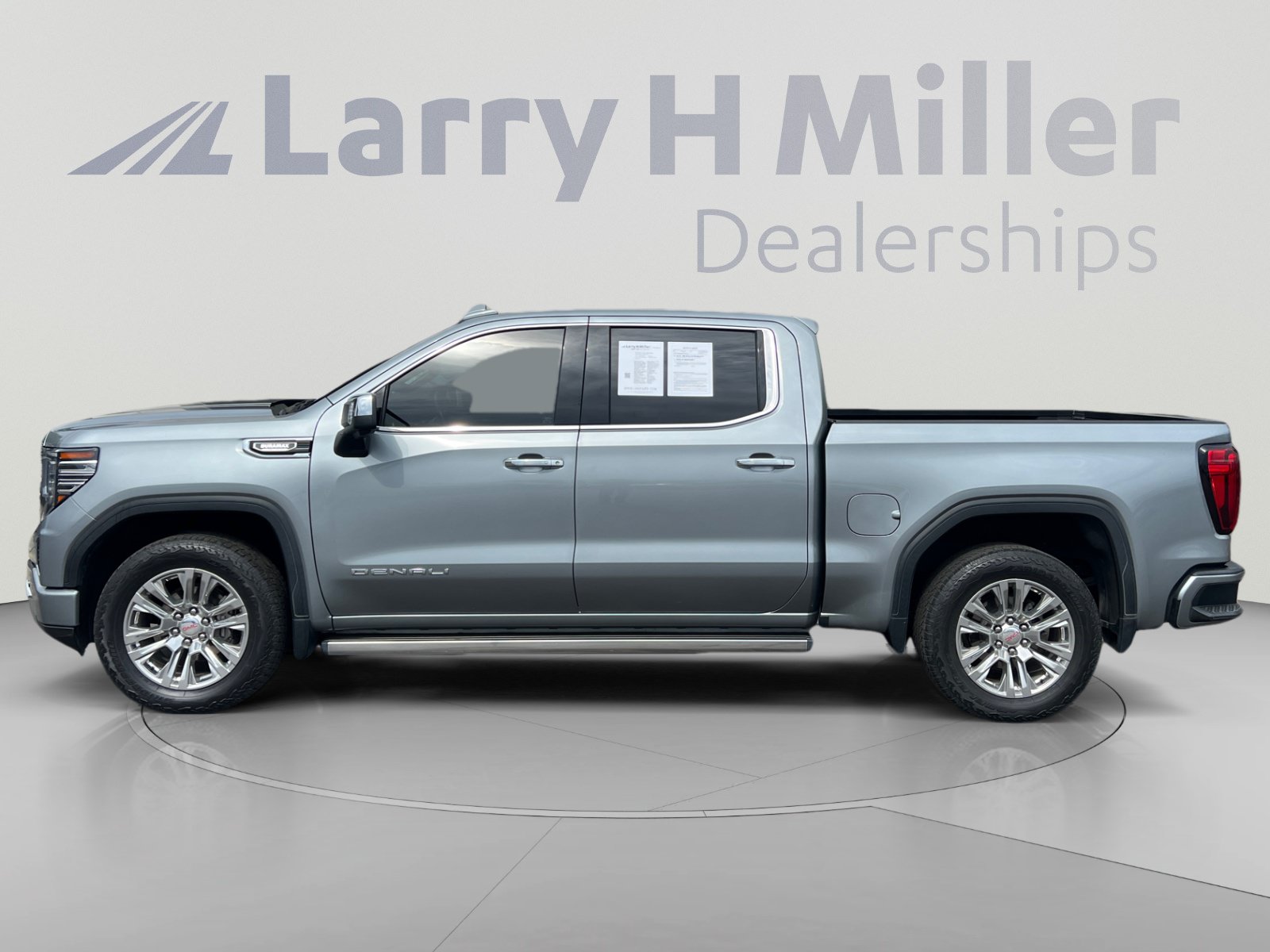 Used 2023 GMC Sierra 1500 Denali AWD/4WD image 2