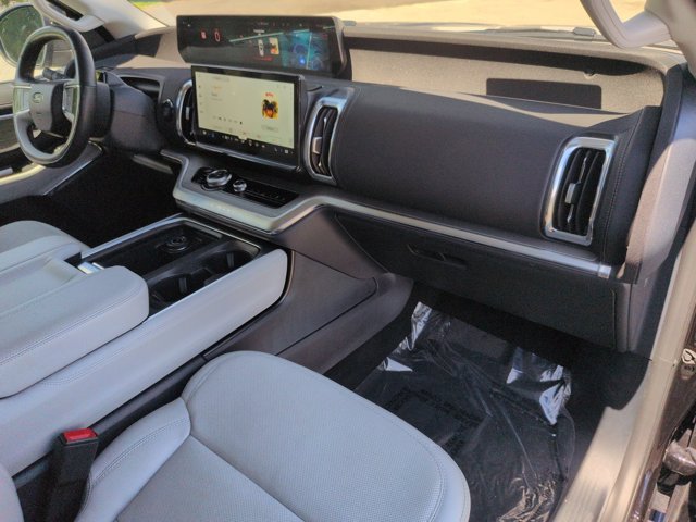 Certified 2025 Ford Expedition Platinum w/ Driver's Package AWD/4WD image 38