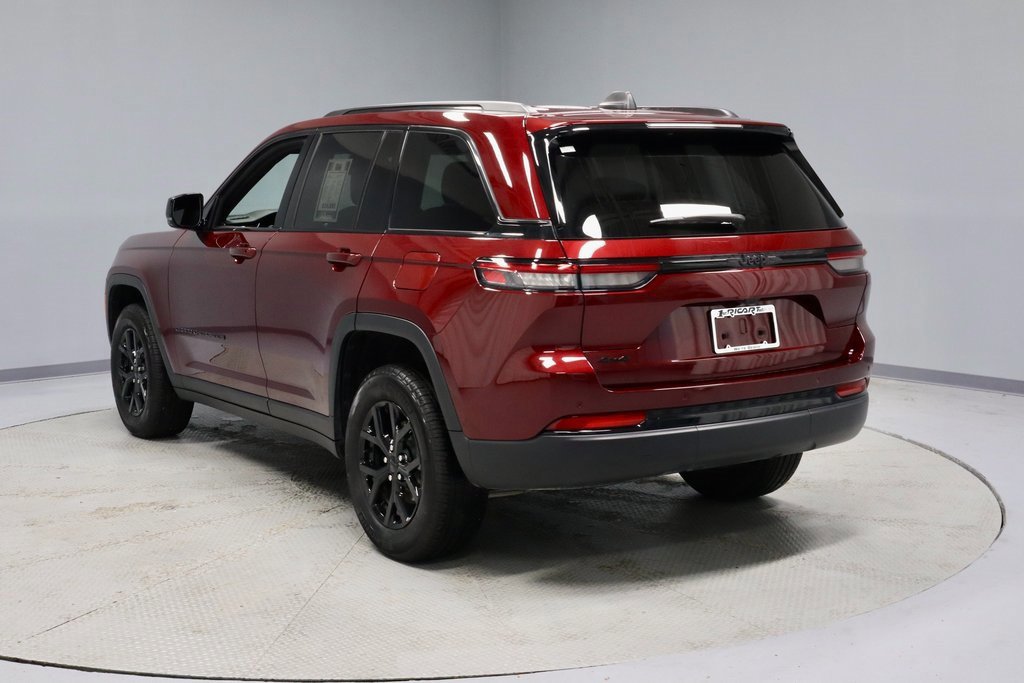 Used 2024 Jeep Grand Cherokee Altitude image 3