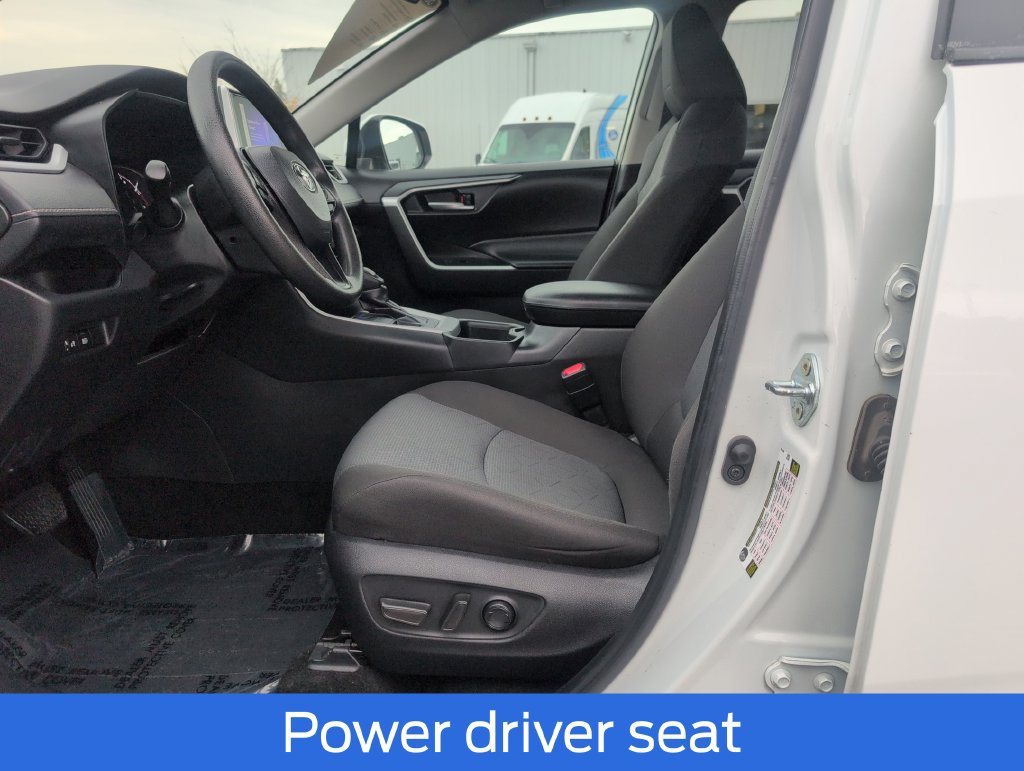 Used 2025 Toyota RAV4 XLE AWD/4WD image 5