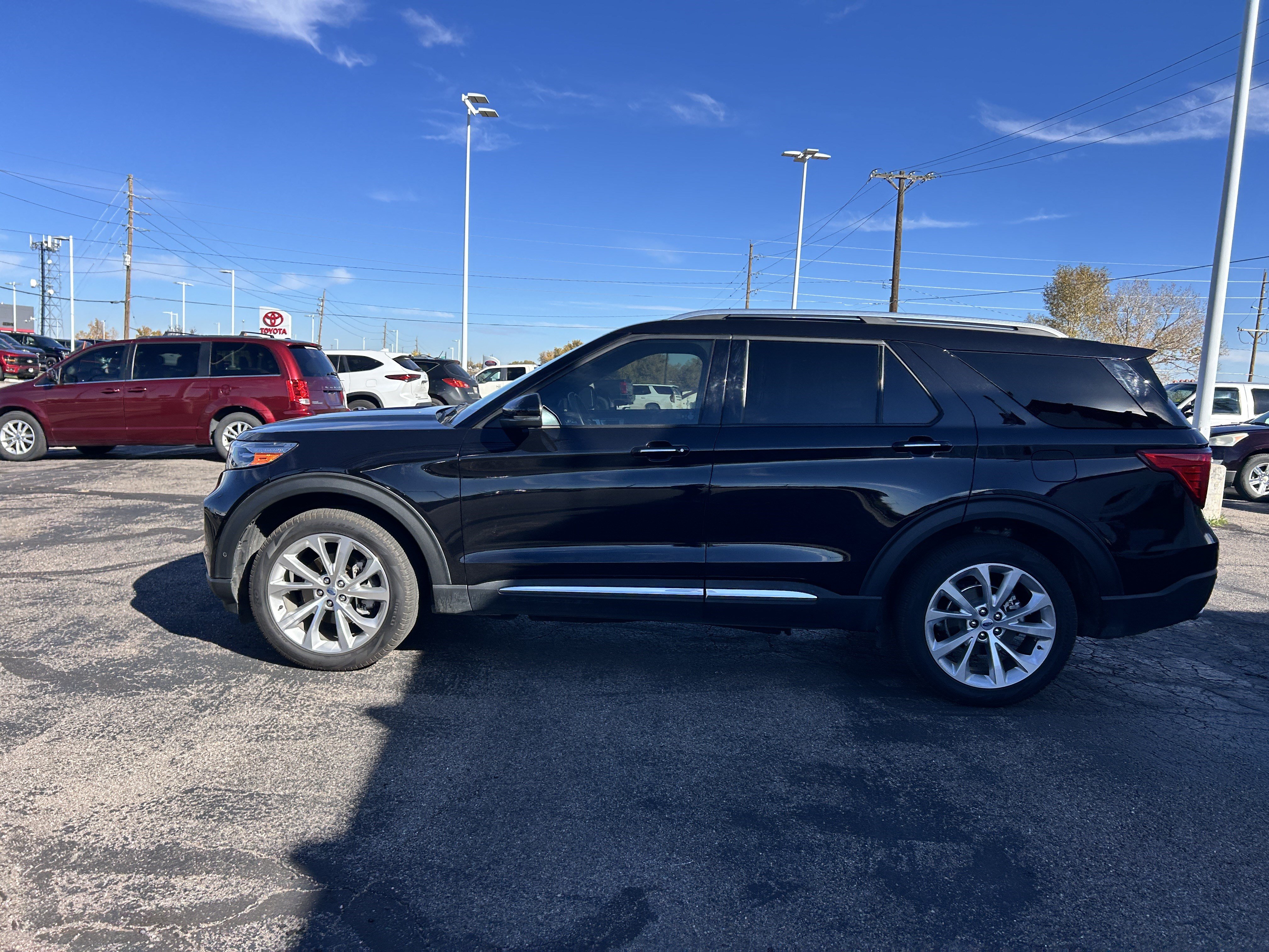 Certified 2023 Ford Explorer Platinum w/ Technology Package AWD/4WD image 3