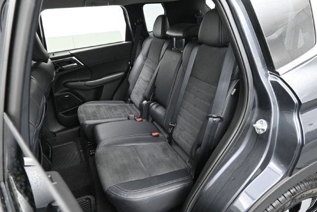 Used 2025 Mitsubishi Outlander SE FWD image 27