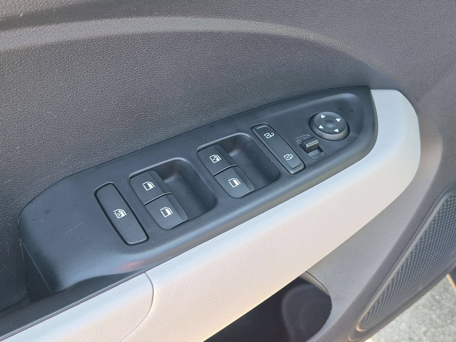 Used 2025 Hyundai Venue SEL FWD image 16