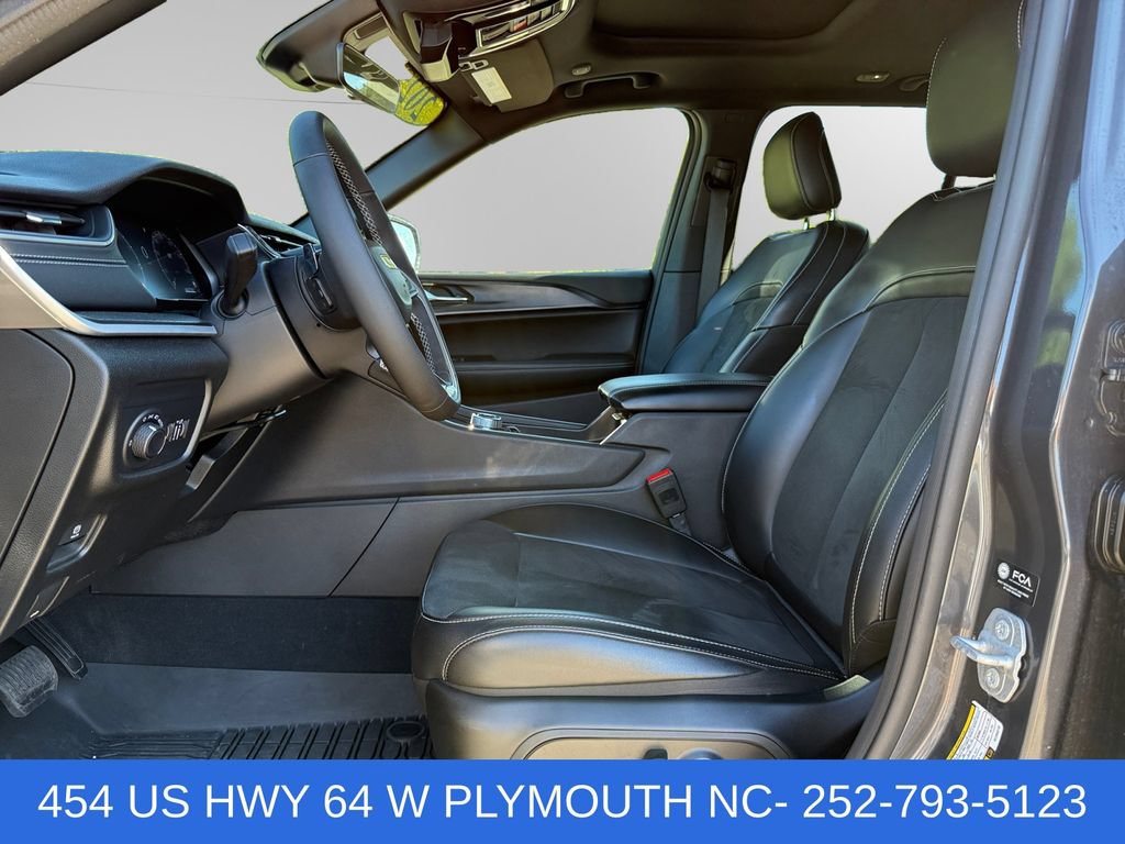 Used 2025 Jeep Grand Cherokee Altitude AWD/4WD image 9