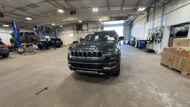Used 2023 Jeep Wagoneer Series III w/ Premium Group I AWD/4WD image 5