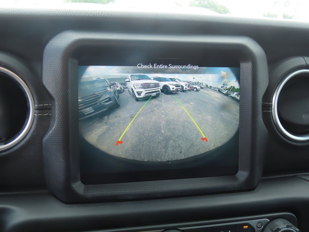 Used 2020 Jeep Wrangler Unlimited Sahara AWD/4WD image 31