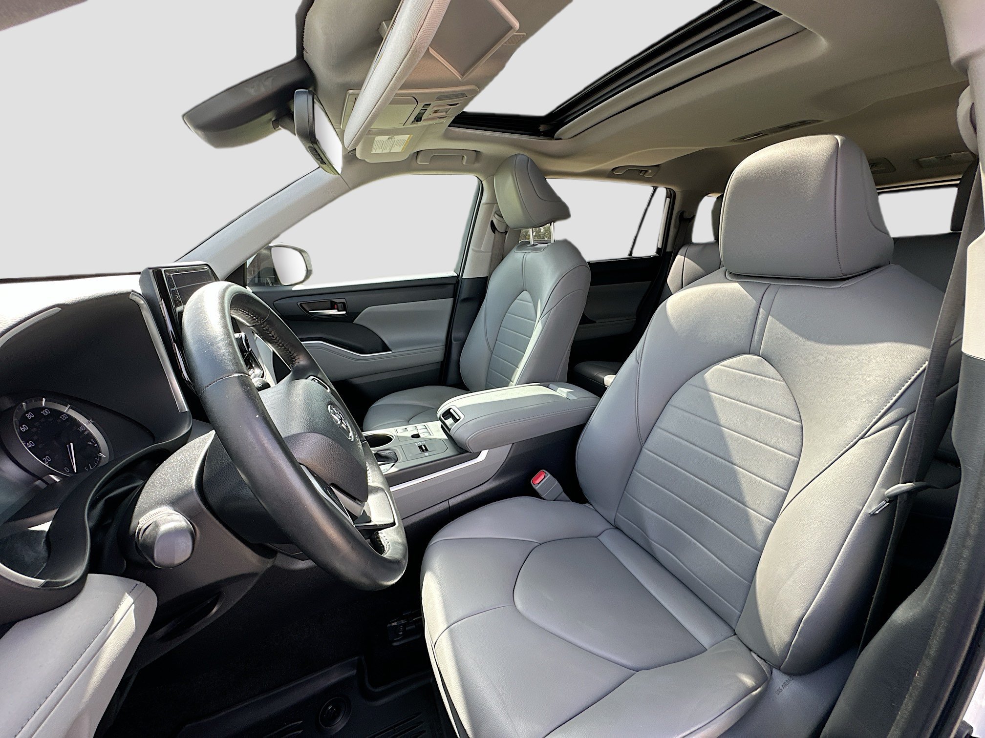 Used 2024 Toyota Highlander XLE FWD image 21