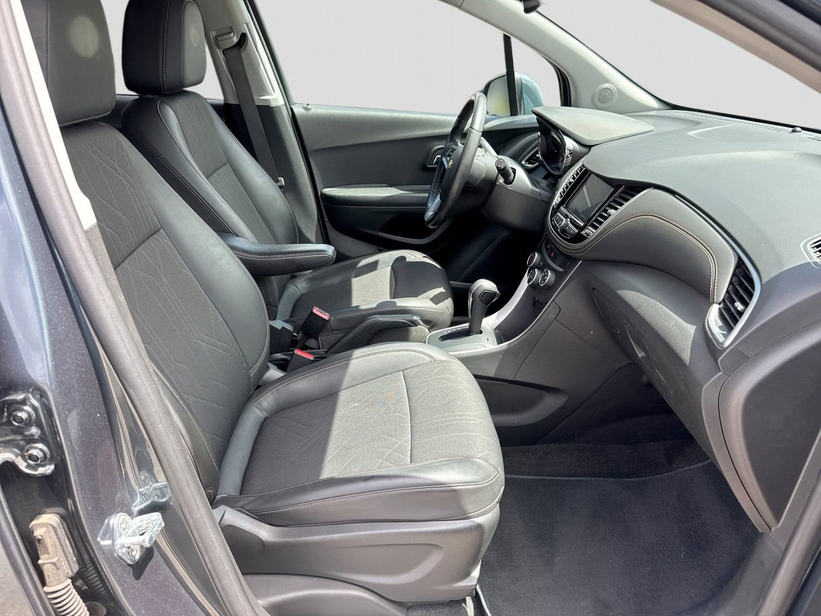 Used 2022 Chevrolet Trax LT w/ LT Convenience Package FWD image 24