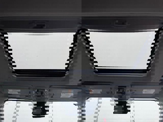 Used 2025 Toyota Sienna XLE image 32