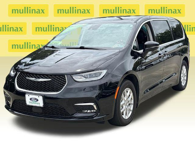 Used 2024 Chrysler Pacifica Touring-L FWD image 13