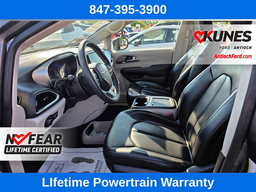Used 2023 Chrysler Pacifica Touring-L FWD image 11