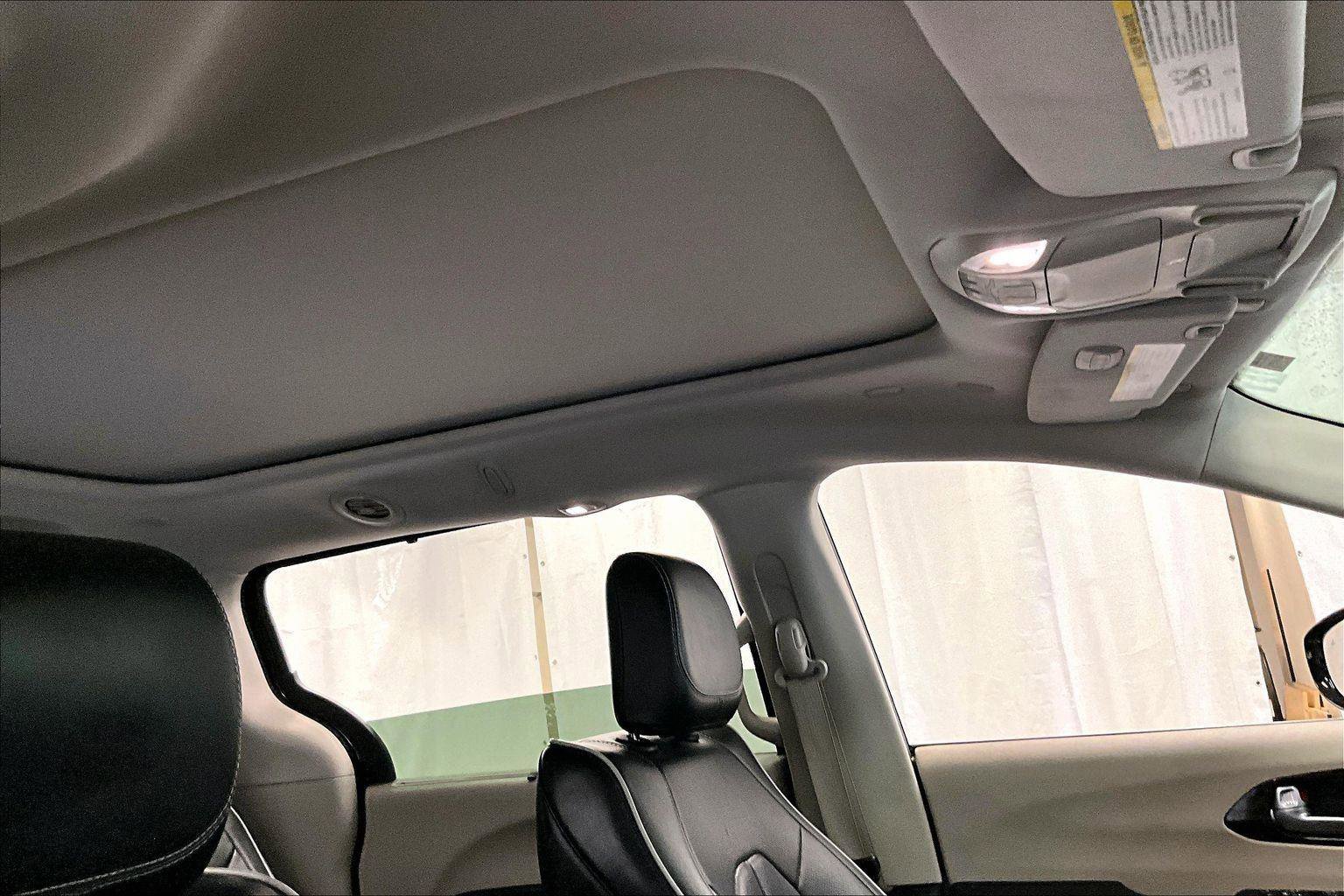 Used 2023 Chrysler Pacifica Limited image 21