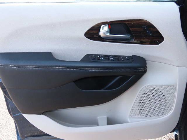 Used 2023 Chrysler Pacifica Limited image 16