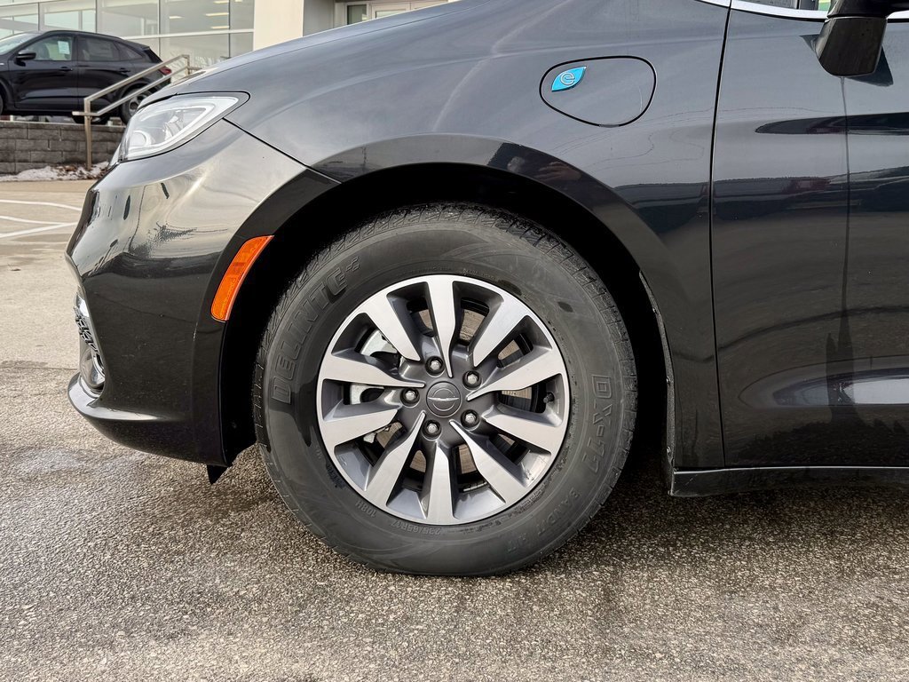 Used 2024 Chrysler Pacifica Select image 28