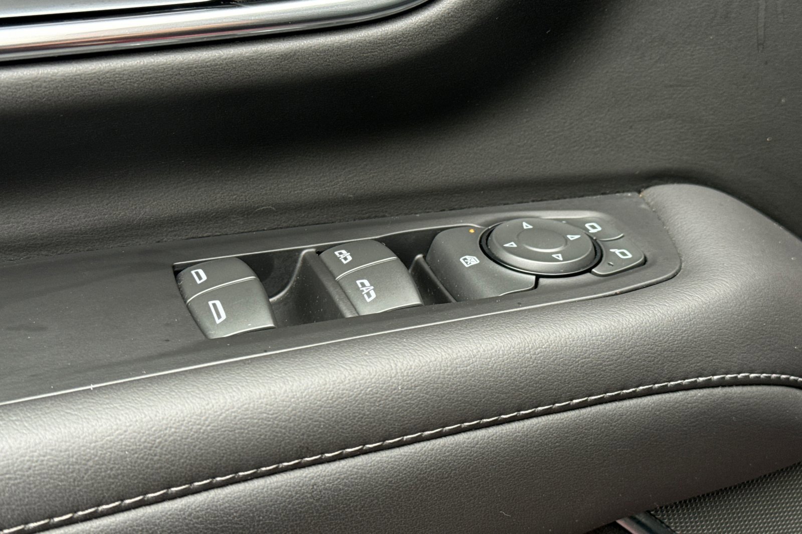 Used 2024 GMC Yukon XL SLE image 12